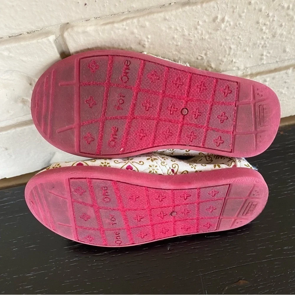 Disney x TOMS It's a Small World Theme Canvas Slip on Shoes Toddlers Sz 7 Youth
